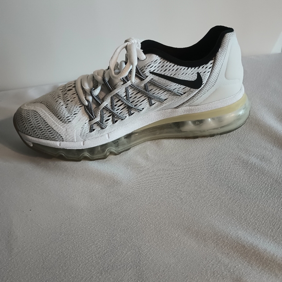 Sneakers - Picture 7 of 9